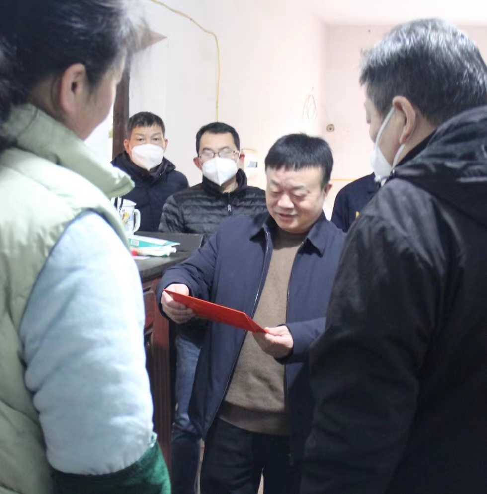 朱平生慰問黑貓股份困難黨員 (1).jpg 朱平生慰問黑貓股份困難黨員 (1).jpg