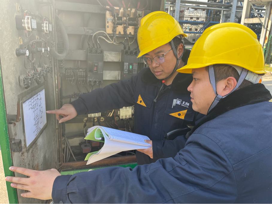 技術(shù)員向程紹斌進行技術(shù)指導.png 技術(shù)員向程紹斌進行技術(shù)指導.png