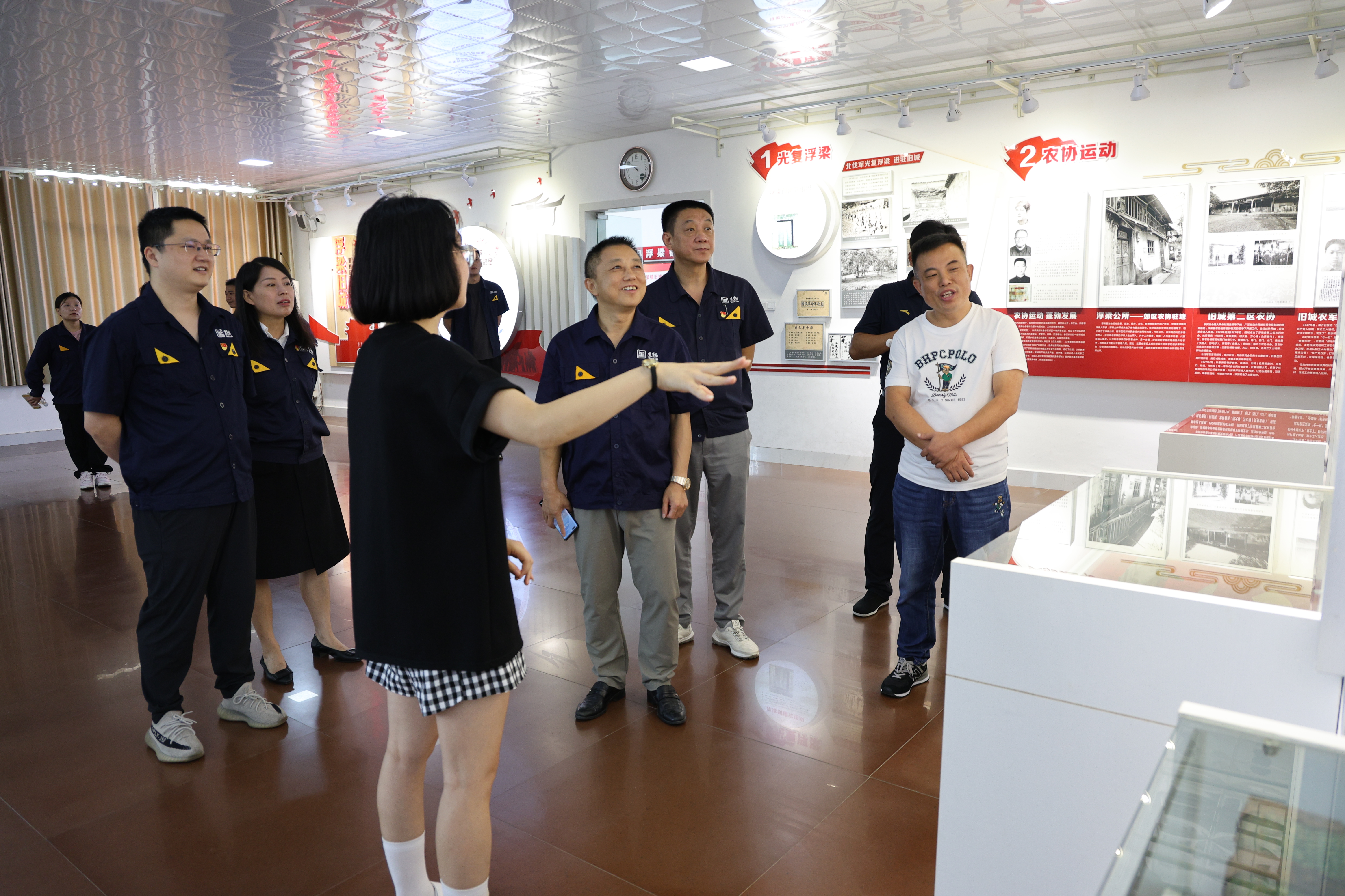 圖2 參觀村紅色文化展廳(饒敏攝).jpg 圖2 參觀村紅色文化展廳(饒敏攝).jpg